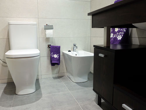 Reforma de baño en Barcelona con mueble de lavabo madera oscura