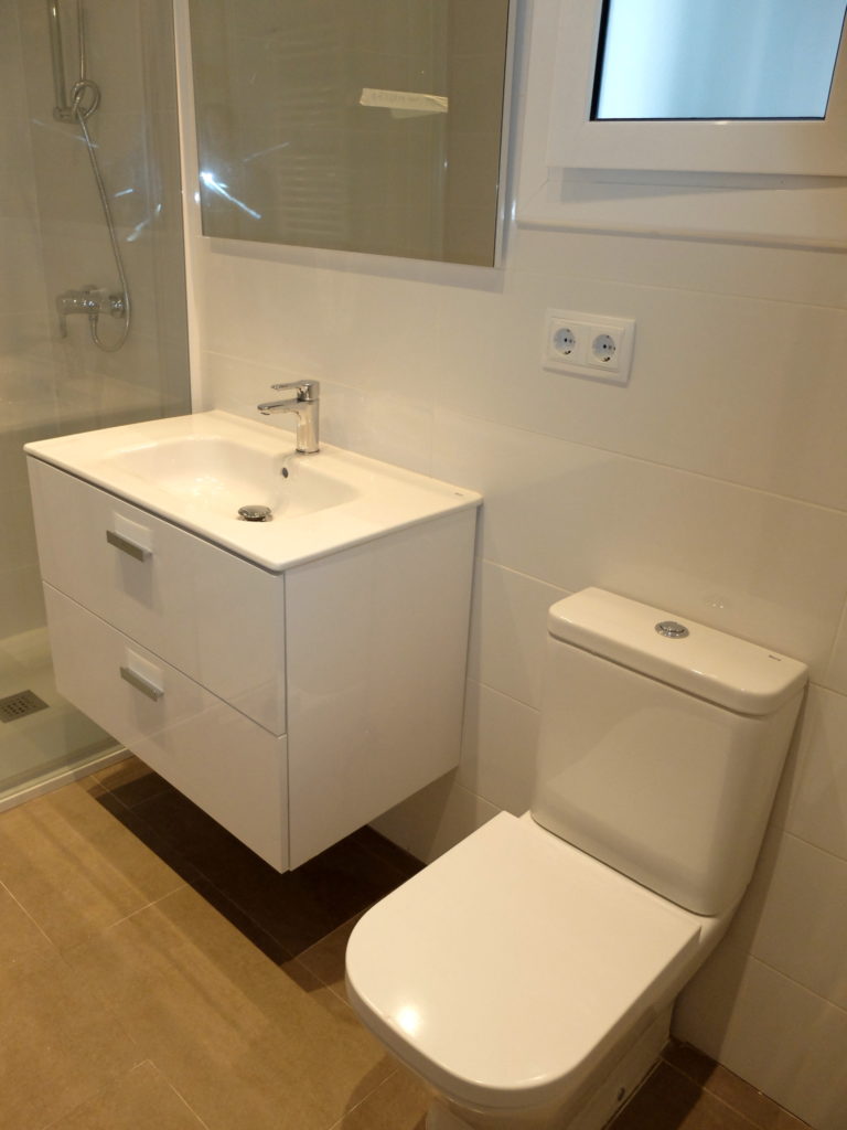 Reforma integral en piso antiguo de Barcelona - baño