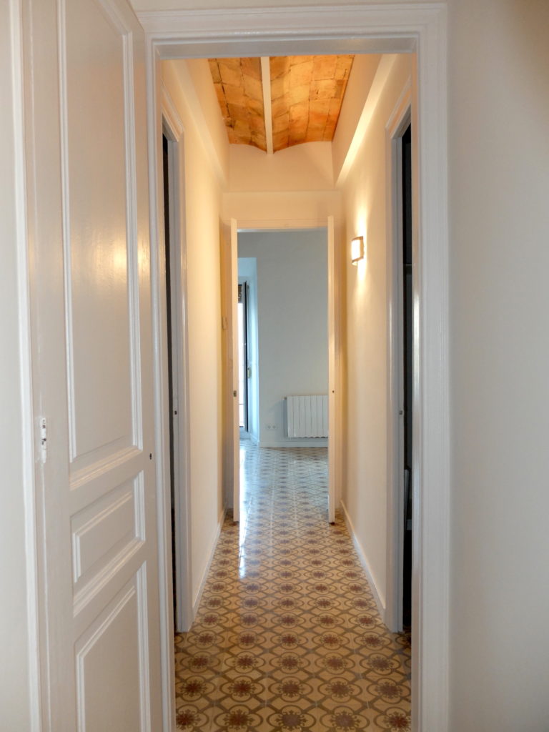Reforma integral en piso antiguo de Barcelona - pasillo