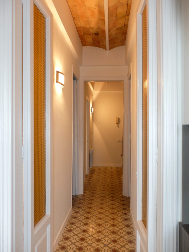 Reforma integral en piso antiguo de Barcelona - pasillo