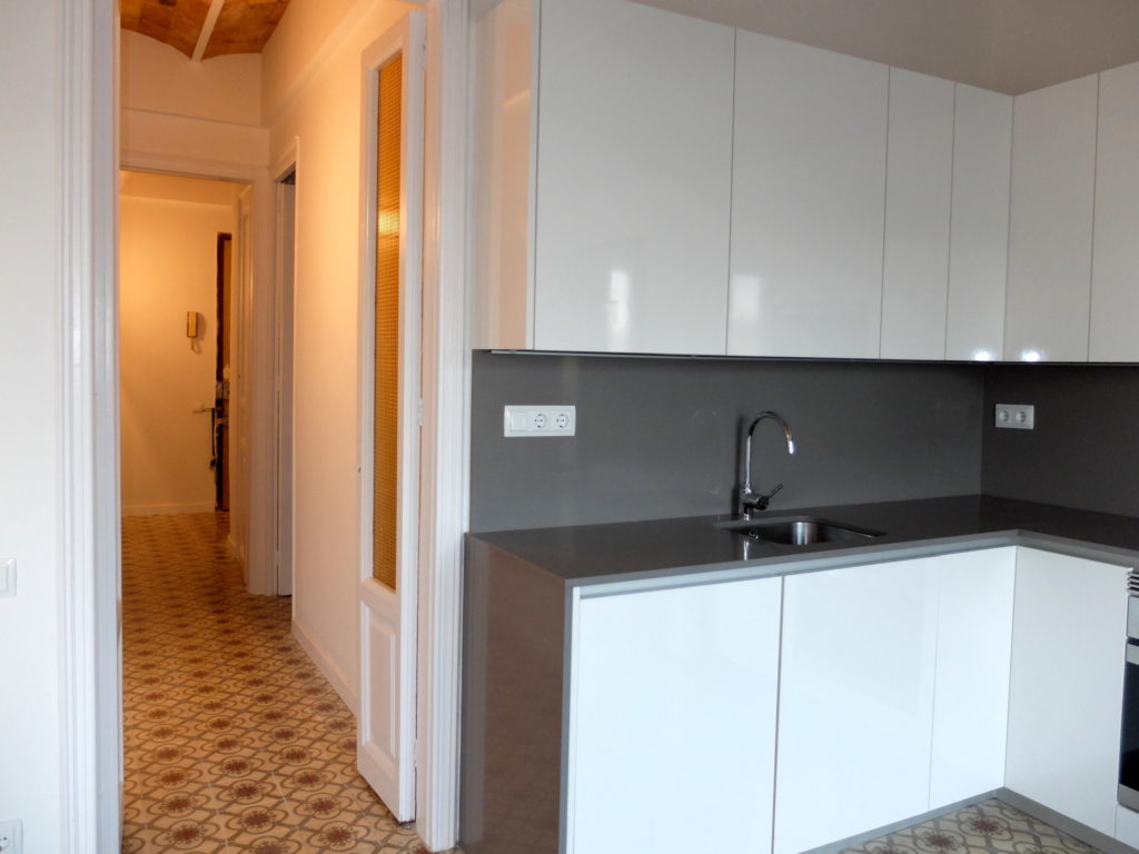 Reforma integral en piso antiguo de Barcelona - pasillo y cocina