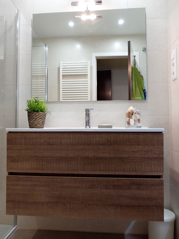 Reforma de baño en Barcelona con mueble de madera de cedro