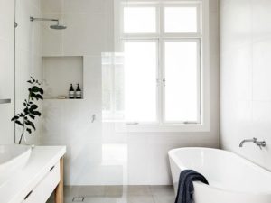 Baño con bañera y ducha