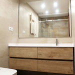 Reforma de baño en Barcelona con mueble de lavabo de madera
