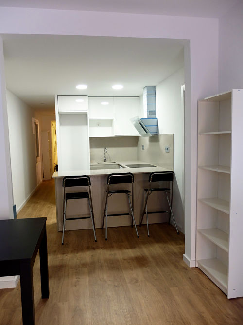 Reforma de cocina abierta al salón y barra