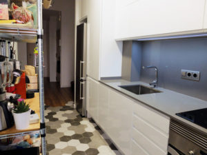 Reforma de cocina con pavimento de baldosa hexagonal de tres colores