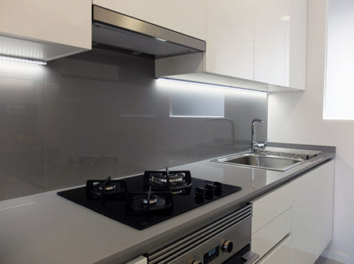 Reforma de cocina con muebles blancos en la zona de trabajo