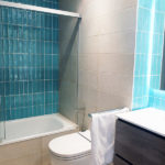 Reforma de baño con baldosa turquesa y beis