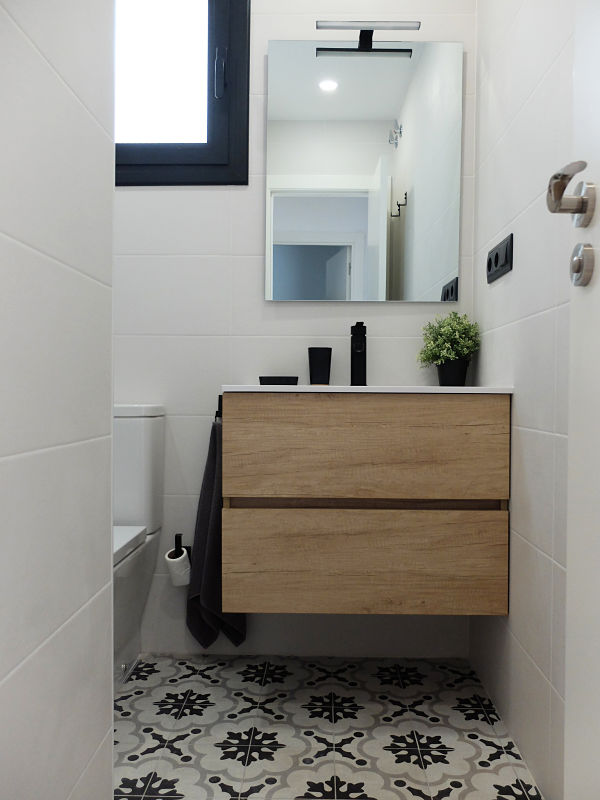 Reforma integral de ático - aseo con grifería negra