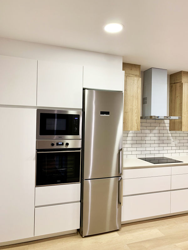 reforma-integral-barcelona-congost-3_opt Reforma integral en Barcelona con cocina en línea con horno y micro en columna