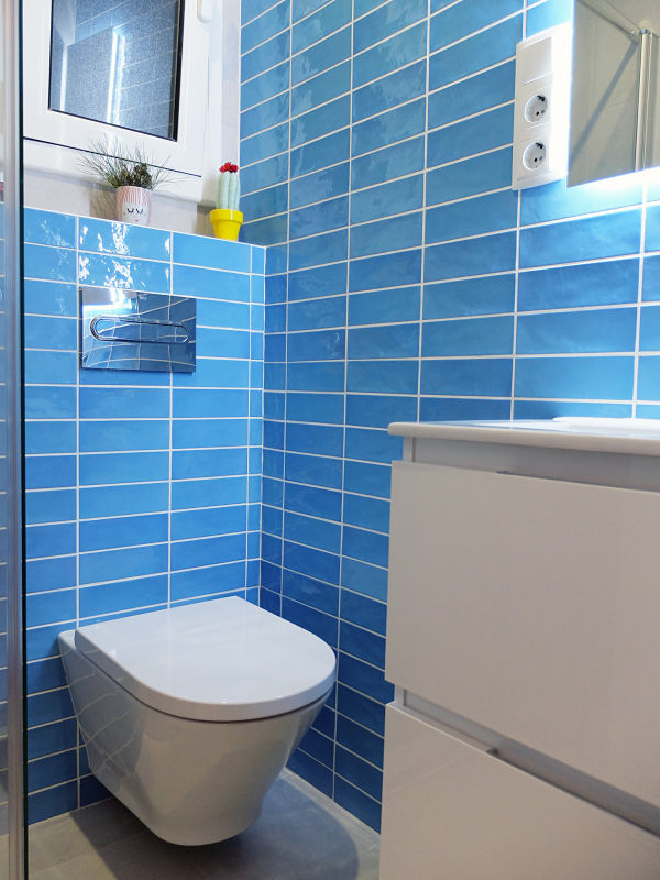 Reforma de baño con espejo retroiluminado