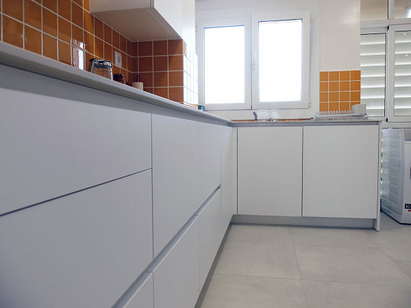 reforma-cocina-baldosa-mostaza-8_opt Reforma de cocina blanca en L