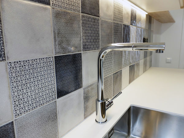 reforma-integral-piso-2-sants-40_opt Reforma integral de casa de dos pisos - piso 2 - cocina con frontal de baldosas