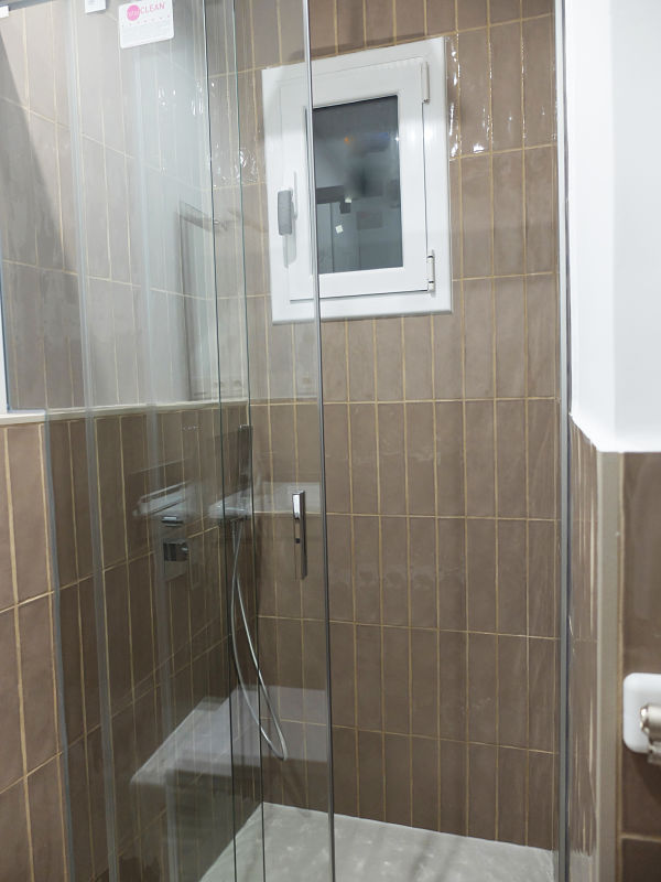 Reforma integral en Barcelona - baño marrón con ducha