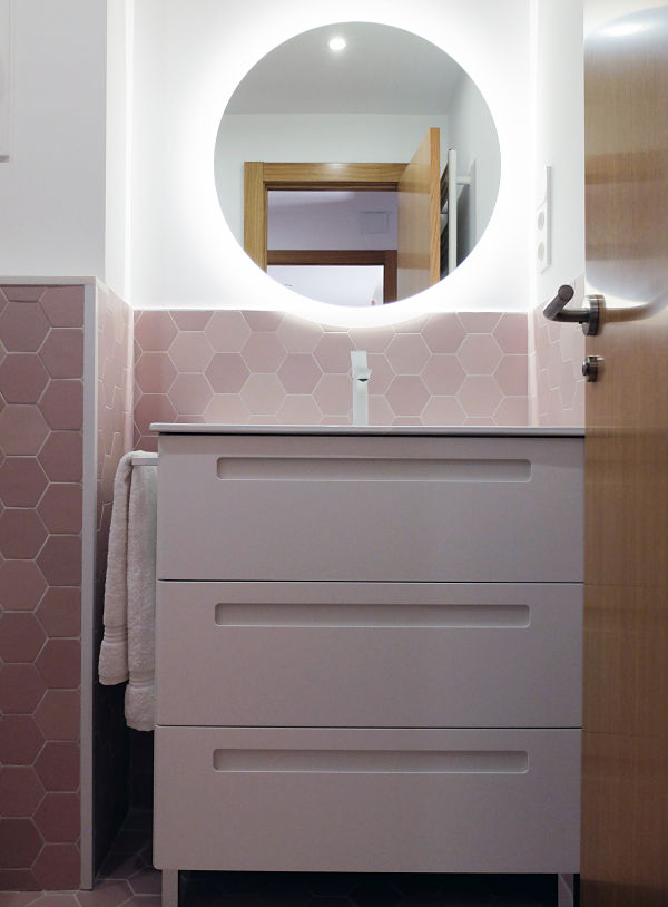 Reforma integral de piso - baño rosa con espejo retroiluminado