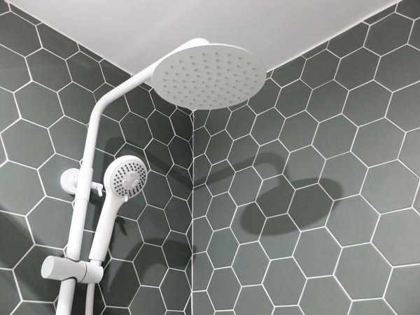 Reforma integral de piso - baño verde con ducha