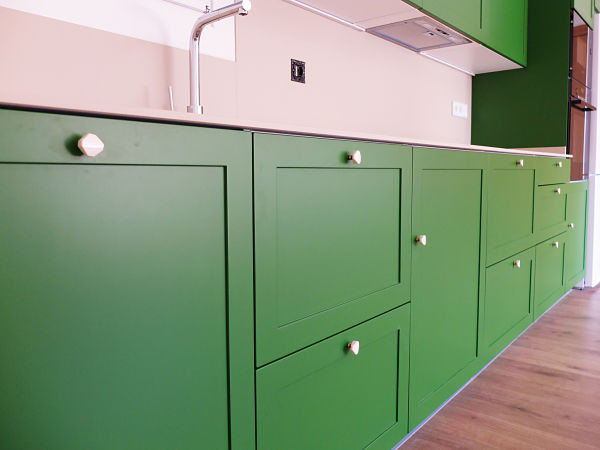 reforma-integral-consell-cocina-verde-3_opt Reforma integral de piso - cocina verde con encimera y frontal en beis