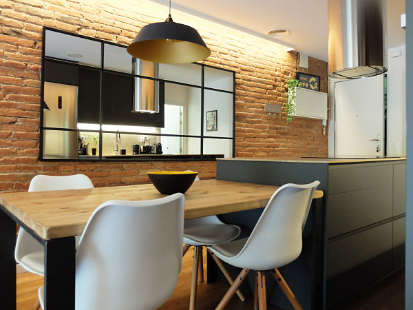 Reforma integral con cocina abierta con isla y mesa