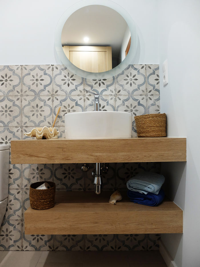 reforma de baño con lavabo sobreencimera