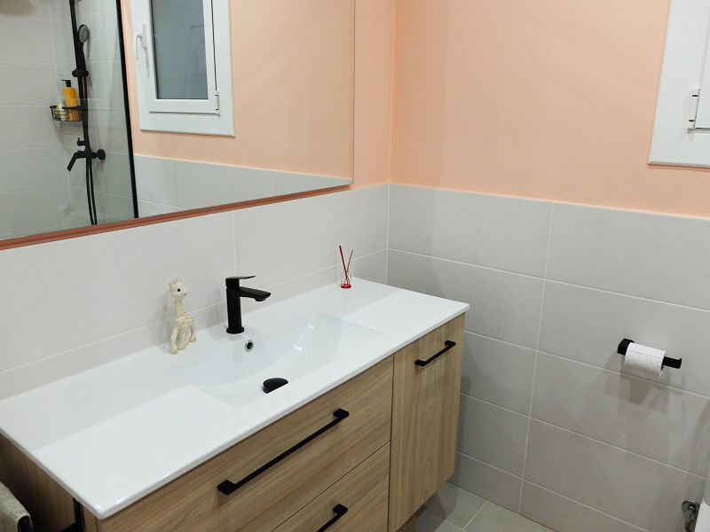 baño con grifería negra