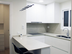 Reforma integral con cocina abierta al pasillo