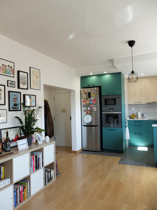 Reforma integral en Barcelona con cocina azul turquesa